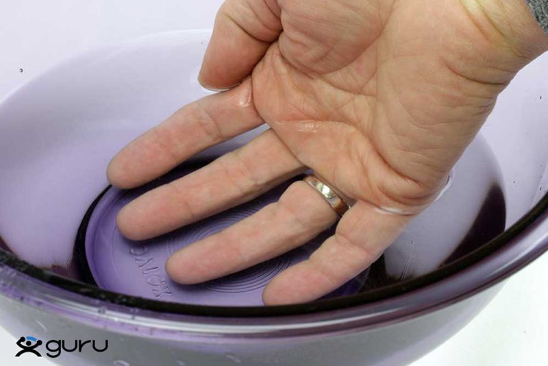 Cách tháo nhẫn chật bằng cách ngâm tay vào nước xà phòng và nước lạnh